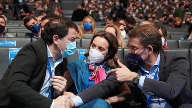 El presidente en funciones, Alfonso Fernández Mañueco, la número dos del PP, Cuca Gamarra, y el líder del partido, Alberto Núñez Feijóo, durante el Congreso de Sevilla / ICAL