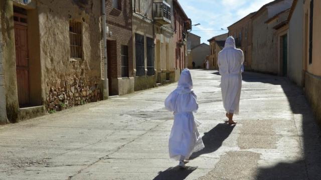 Penitentes, con la mortaja, en la Semana Santa de Villarrín de Campos (Zamora)