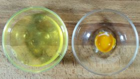 El mejor truco para separar la yema de la clara del huevo