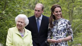 El príncipe Guillermo y Kate Middleton junto a Isabel II en una imagen de archivo.