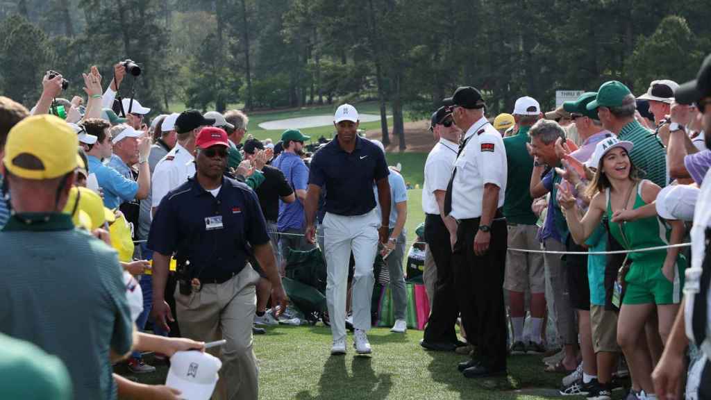 Tiger Woods rodeado de aficionados