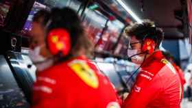 Mattia Binotto siguiendo una carrera en el muro de Ferrari