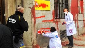 Dos científicos arrojan pintura sobre la fachada del Ministerio de Educación.