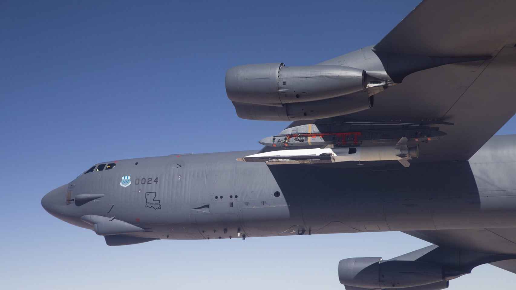 B-52 llevando un misil hipersónico en otra prueba