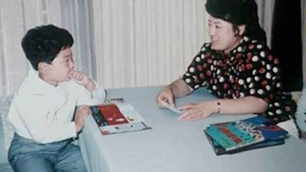 La madre de Kim Jong-un y Kim Yo-jong, jugando con el dictador norcoreano de niño.