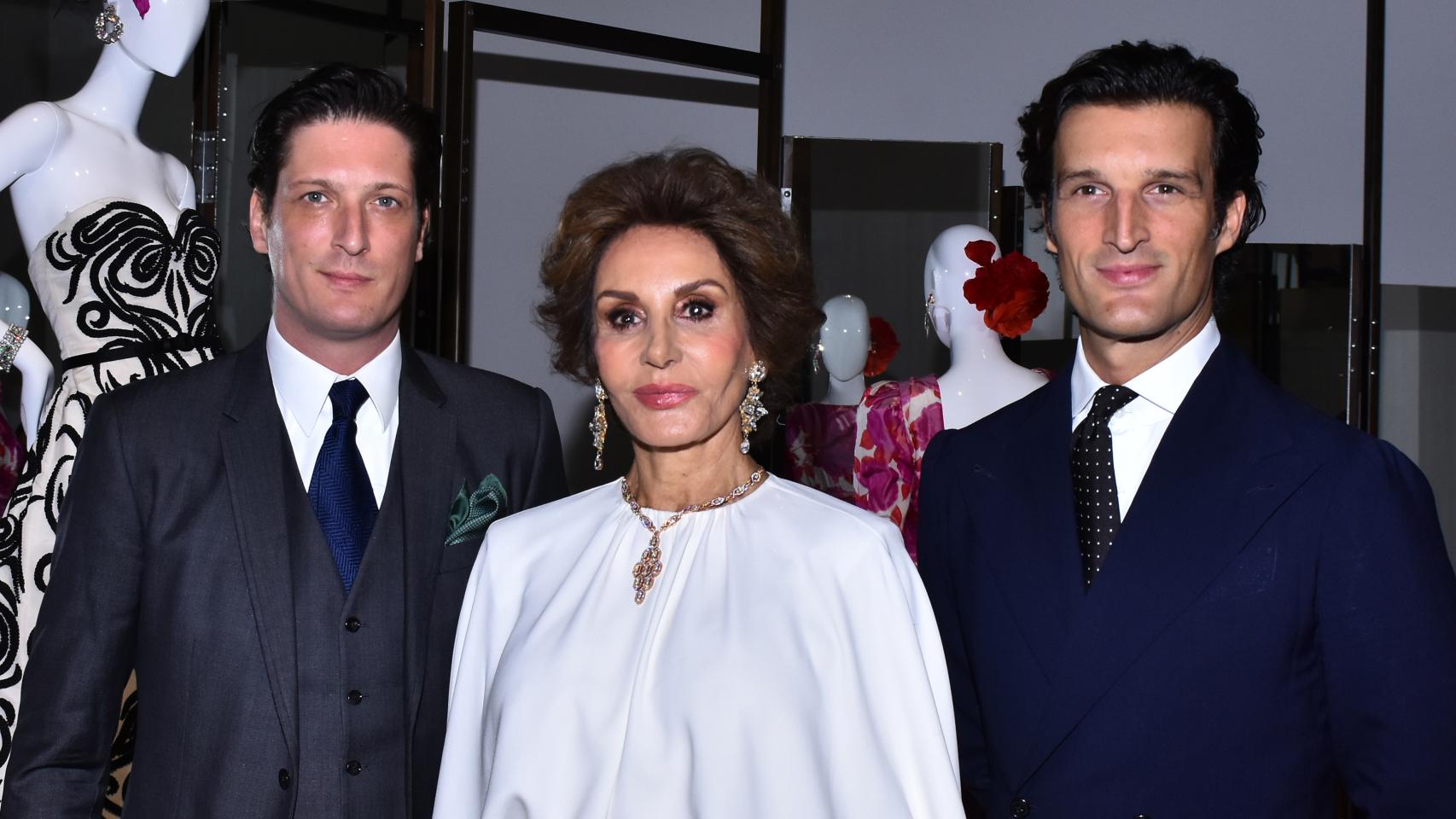 Los hermanos Medina Abascal, junto a la madre de ambos, Naty.