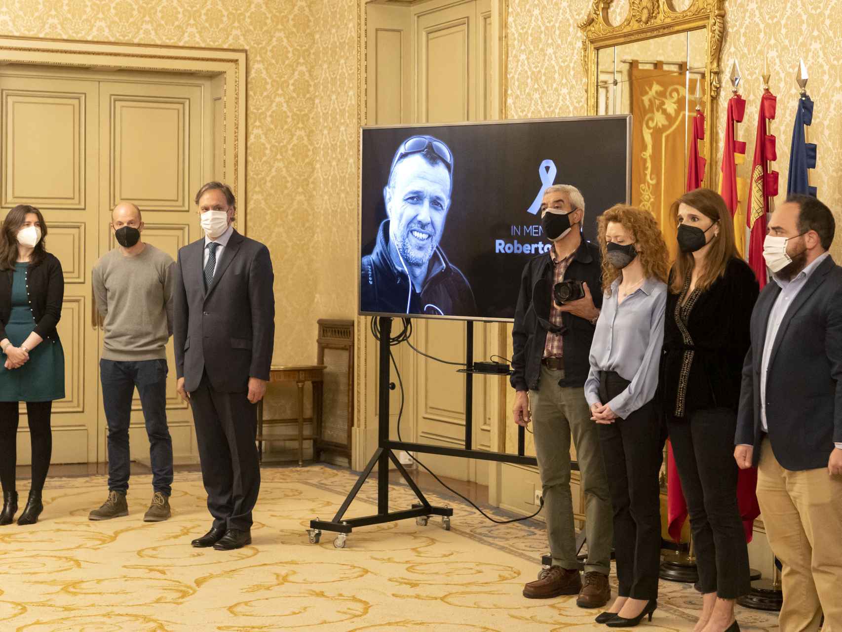 Minuto de silencio celebrado en el Ayuntamiento de Salamanca con ocasión del asesinato del cámara Roberto Fraile, en abril de 2021. / ICAL
