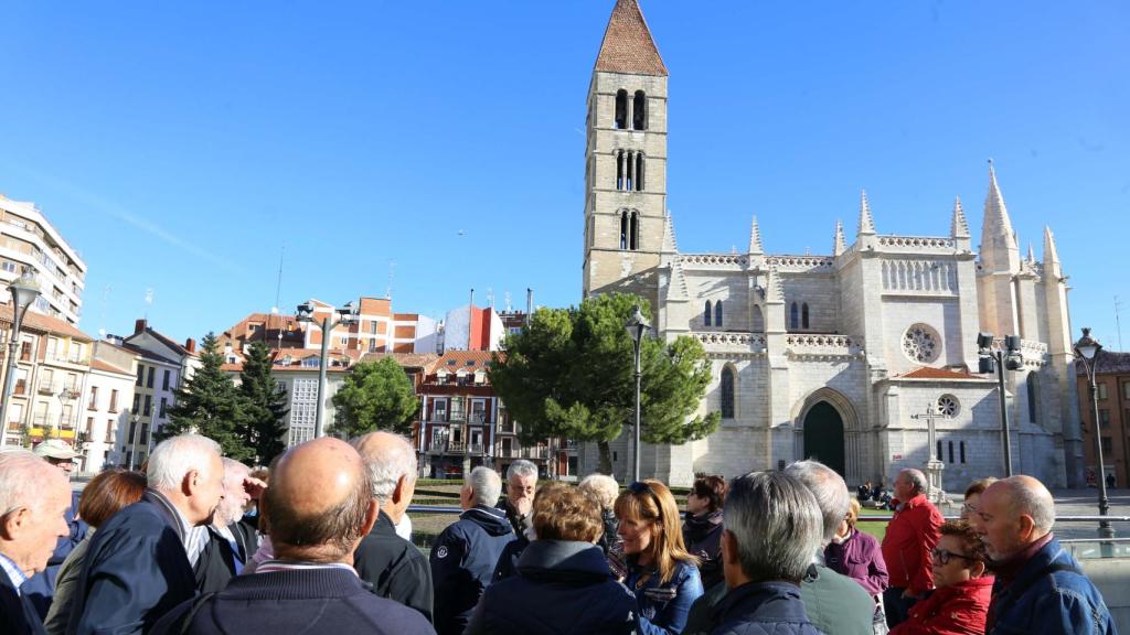 Una visita guiada en la Plaza de San Pablo