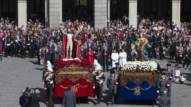 Encuentro entre la Virgen y Jesús Resucitado en la Plaza Mayor | JL. Leal - ICAL