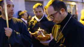 Unos cofrades degustan unas sopas de ajo durante el descanso del desfile procesional de la Cofradía de Jesús Nazareno | J. L. Leal / ICAL