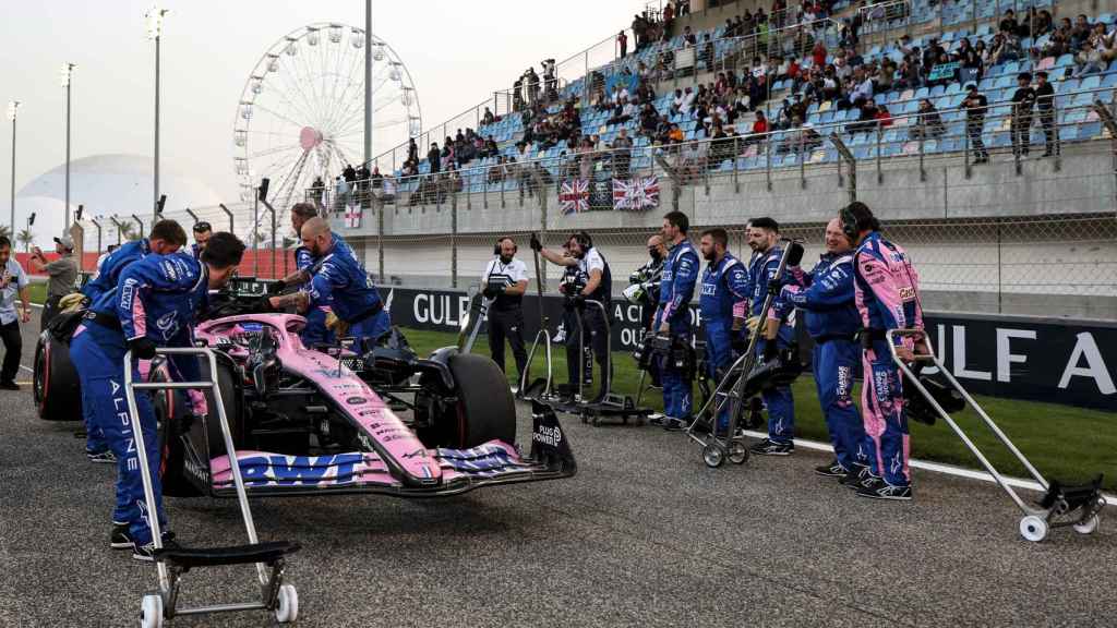 El monoplaza de Fernando Alonso en la parrilla de salida del Gran Premio de Bahréin