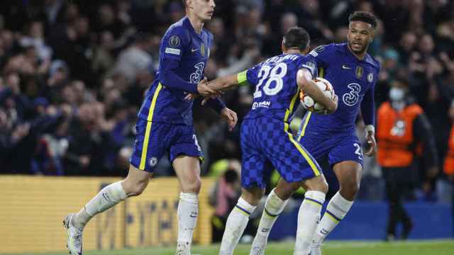 Los jugadores del Chelsea felicitan a Kai Havertz por su gol al Real Madrid