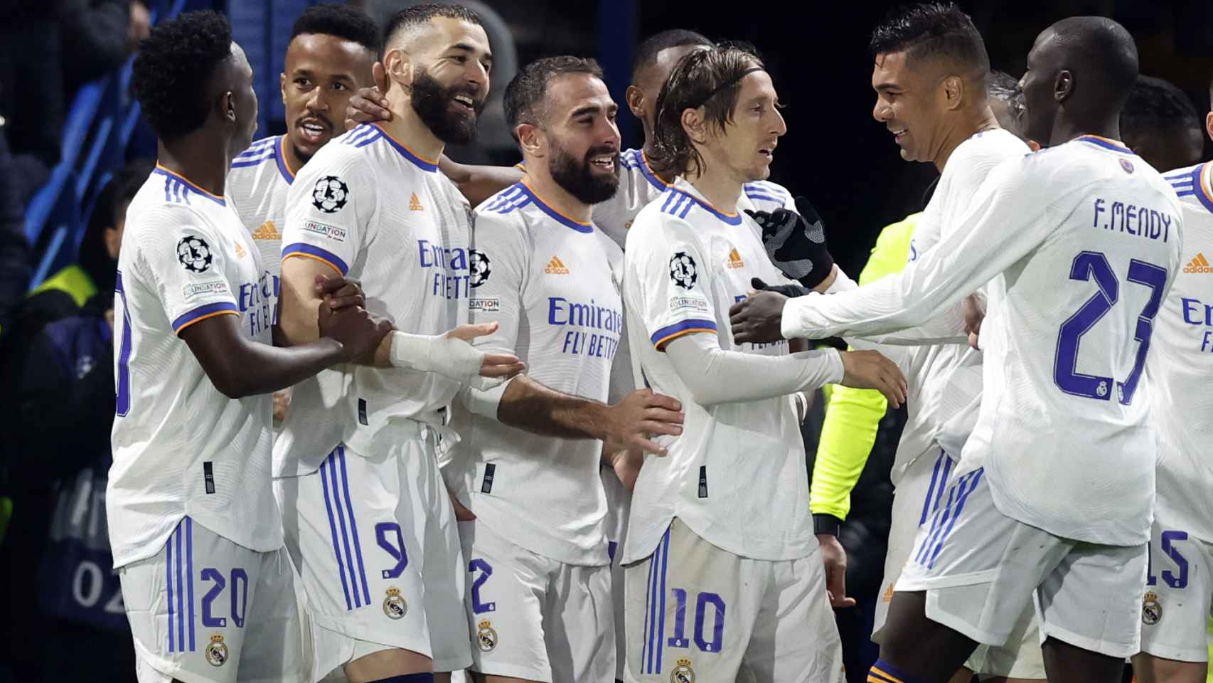 Karim Benzema celebra su tercer gol al Chelsea con sus compañeros del Real Madrid