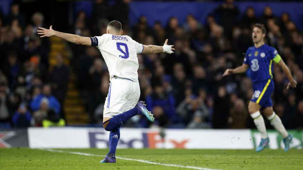 Karim Benzema celebra su tercer gol al Chelsea