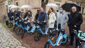 El rector de la UCLM y otros responsables del proyecto piloto junto a las bicicletas eléctricas.