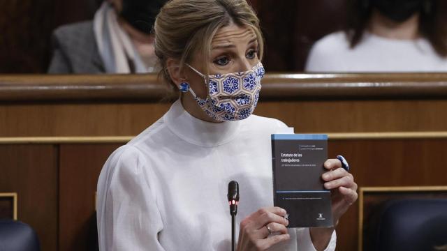 La vicepresidenta Yolanda Díaz sostiene un ejemplar del Estatuto de los Trabajadores, durante la sesión de control al Gobierno.