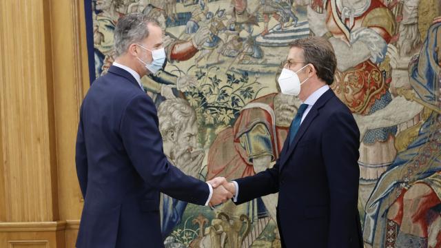 El rey Felipe VI durante la recepción en audiencia al presidente del Partido Popular, Alberto Núñez Feijóo.