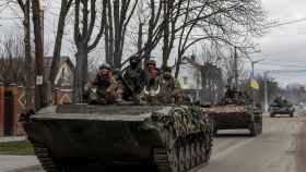 Soldados ucranianos en tanques, en medio de la invasión rusa de Ucrania, en Bucha.