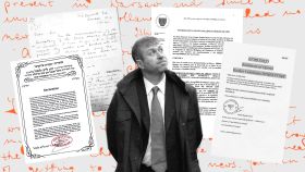 Abramovich y los documentos de su expediente sefardí.