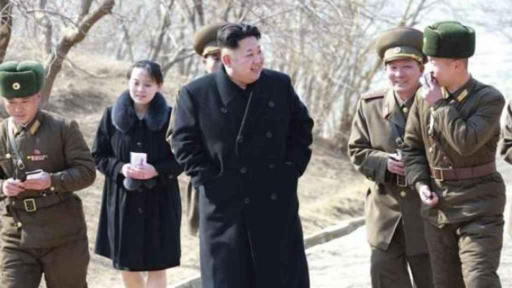 Kim Yo-jong, presente junto a su hermano en unas actividades militares en marzo de 2015.