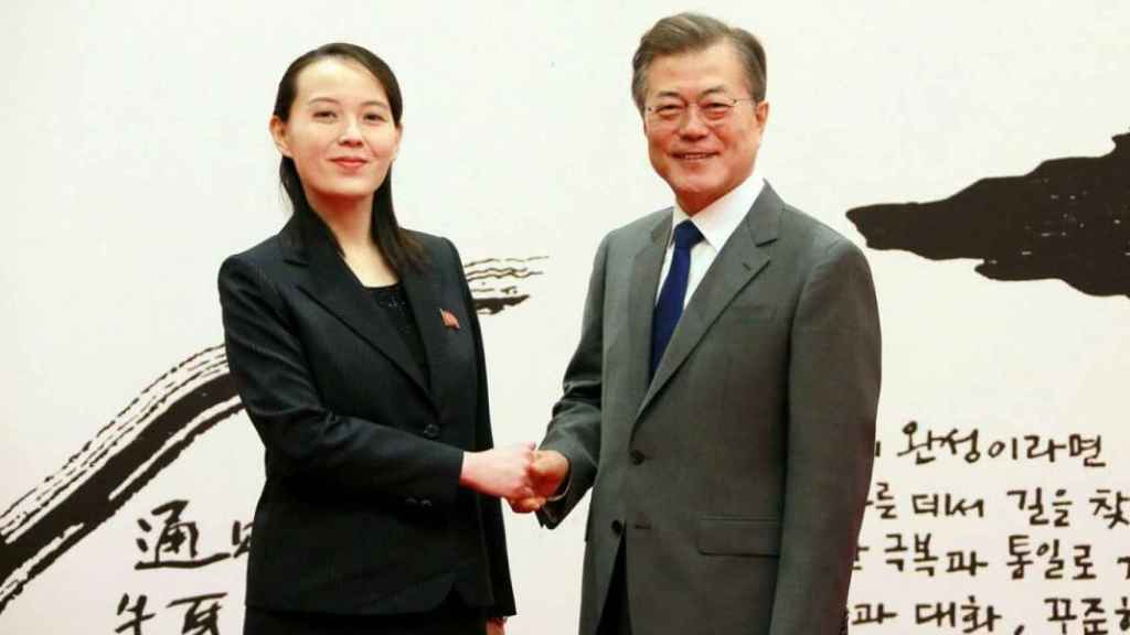 Kim Yo-Jong con el presidente de Corea del Sur, Moon Jae-in, en febrero de 2018.