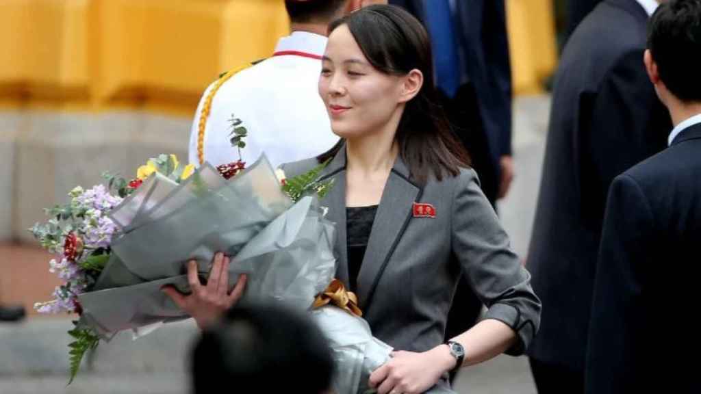 La hermana de Kim Jong-un, Kim Yo-Jong, con un ramo de flores, en su visita oficial a Hanoi.