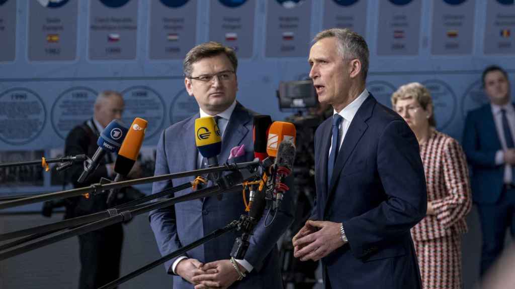 Dmytro Kuleba y Jens Stoltenberg, durante su comparecencia conjunta este jueves en la OTAN