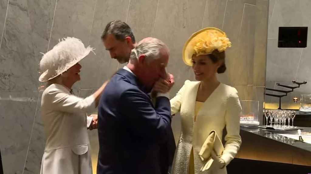 El príncipe Carlos saluda a la reina Letizia.