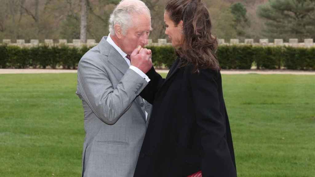 El príncipe Carlos recibe a Letizia con un respetuoso beso en la mano en la Spanish Gallery de Bishop Auckland.