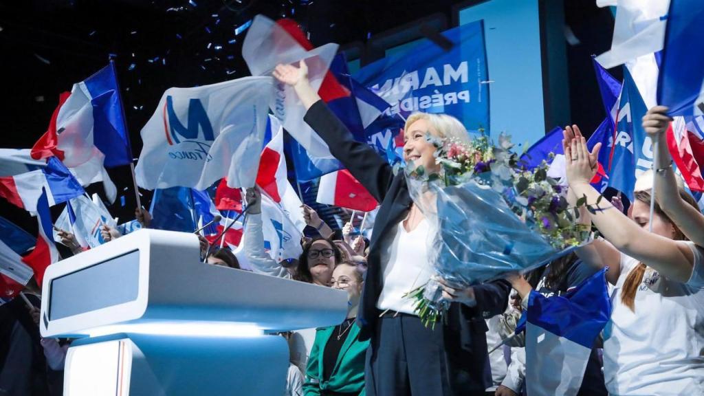 Marine Le Pen, aclamada por sus seguidores, en un acto de campaña.