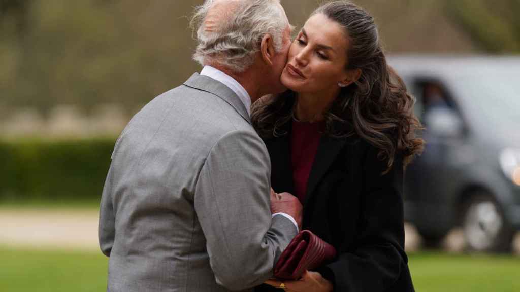 La reina Letizia y el príncipe Carlos se saludan en los jardines del castillo de Auckland.