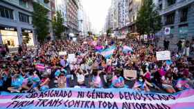 Cientos de personas durante una manifestación del colectivo trans en la Gran Vía de Madrid.