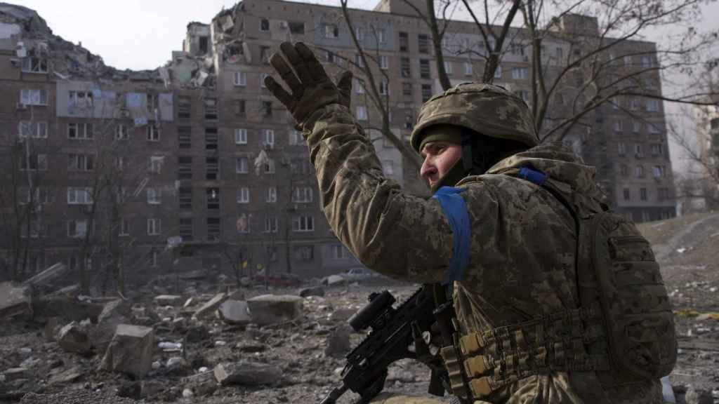 Un soldado ucraniano en las calles de Mariúpol.