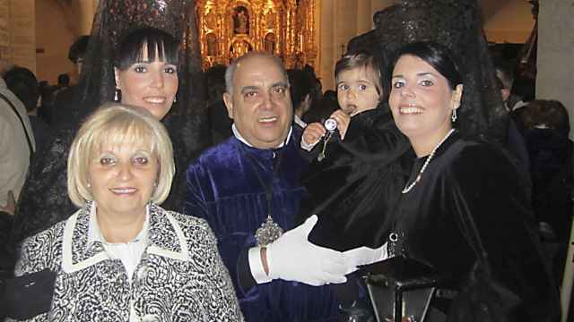 Mauri, en el centro de la imagen, junto a su familia. Fotografía cedida a EL ESPAÑOL - Noticias de Castilla y León