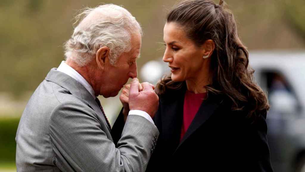El príncipe Carlos besa en la mano a la reina Letizia en su último encuentro en Reino Unido.