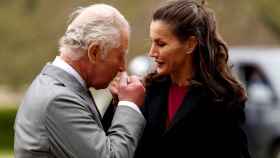 El príncipe Carlos besa en la mano a la reina Letizia en su último encuentro en Reino Unido.