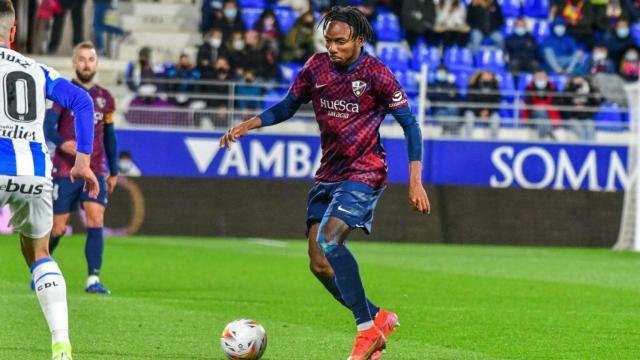 Kelechi Nwakali durante un partido con el SD Huesca