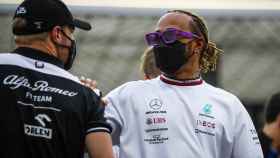 Valtteri Bottas se saluda en Arabia Saudí con Lewis Hamilton