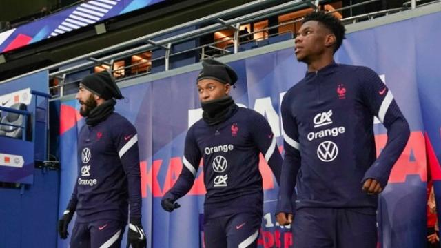 Benzema, Mbappé y Tchouameni, durante una concentración de Francia