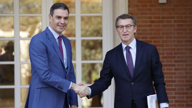 El presidente del Gobierno, Pedro Sánchez, recibe al presidente del PP, Alberto Núñez Feijóo, en Moncloa.