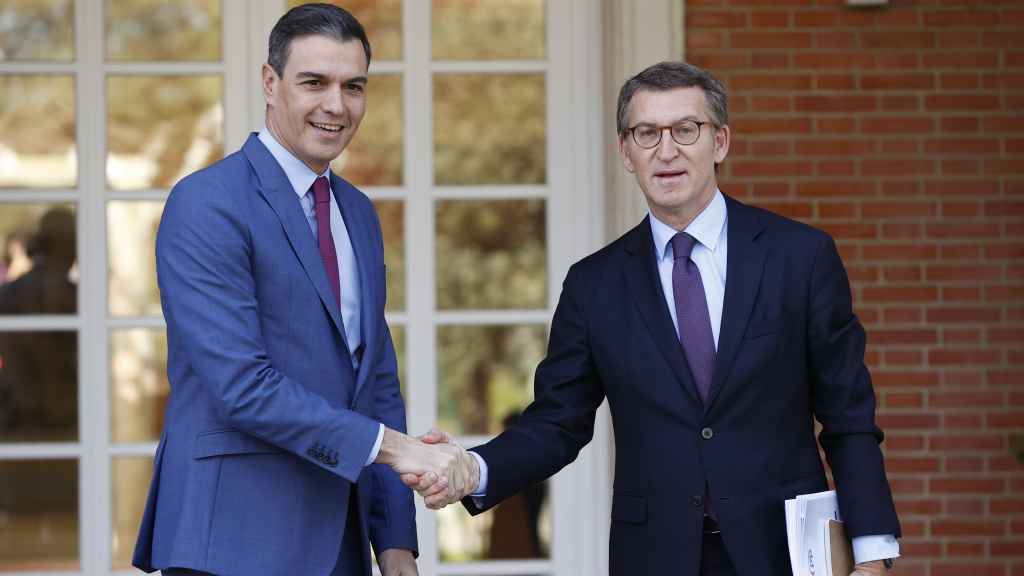 El presidente del Gobierno, Pedro Sánchez, recibe al presidente del PP, Alberto Núñez Feijóo, en Moncloa.