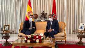 Pedro Sánchez junto al primer ministro marroquí, Aziz Ajanuch, hoy a su llegada a Rabat.
