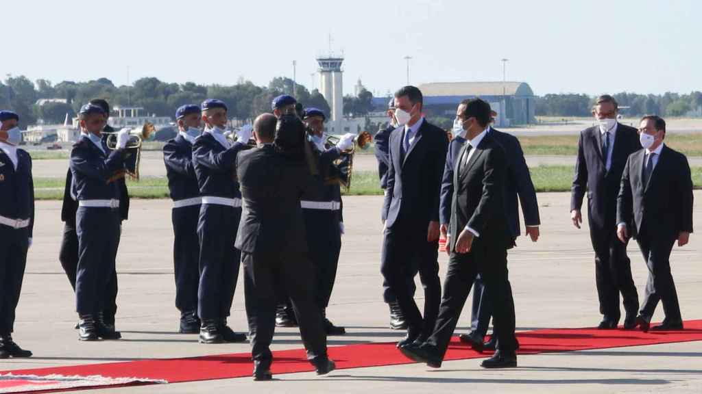 Pedro Sánchez y el ministro de Exteriores, José Manuel Albares, recibidos por el primer ministro marroquí en su llegada a Rabat.