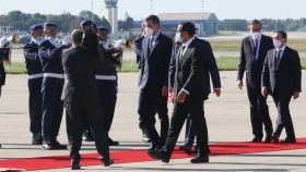 Pedro Sánchez y el ministro de Exteriores, José Manuel Albares, recibidos por el primer ministro marroquí en su llegada a Rabat.