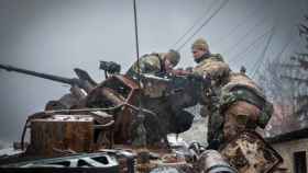 Soldados ucranianos destruyen los restos del equipo militar ruso en Bucha.