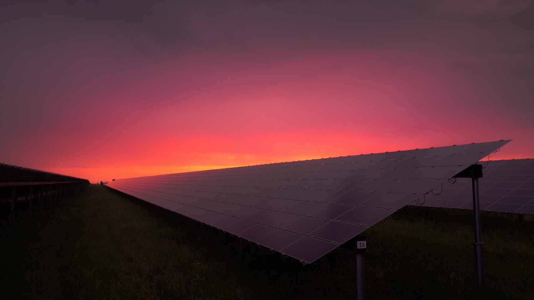 Un panel solar en la noche.