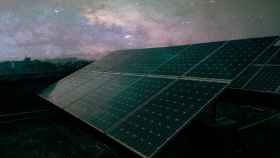 El panel solar también genera electricidad de noche.