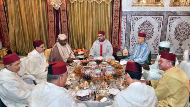 Mohamed VI en un banquete marroquí.