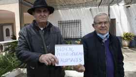 Martín Jiménez y Pascual Soler, dos de los palomarenses que piden que se descontamine por fin Palomares
