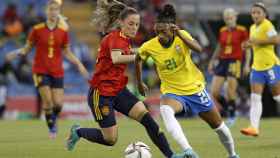 La española Laia Alexandri y la brasileña Kerolin Ferraz en el partido amistoso jugado en Alicante.